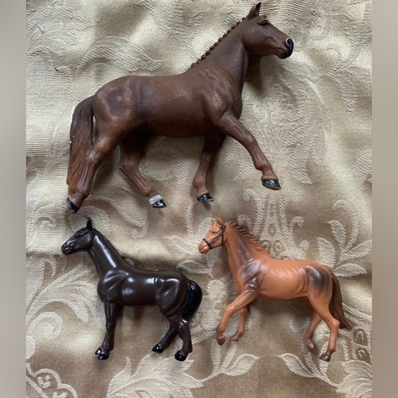 Schleich Brown Horse w/2 Unbranded Horses Toys - Picture 1 of 5